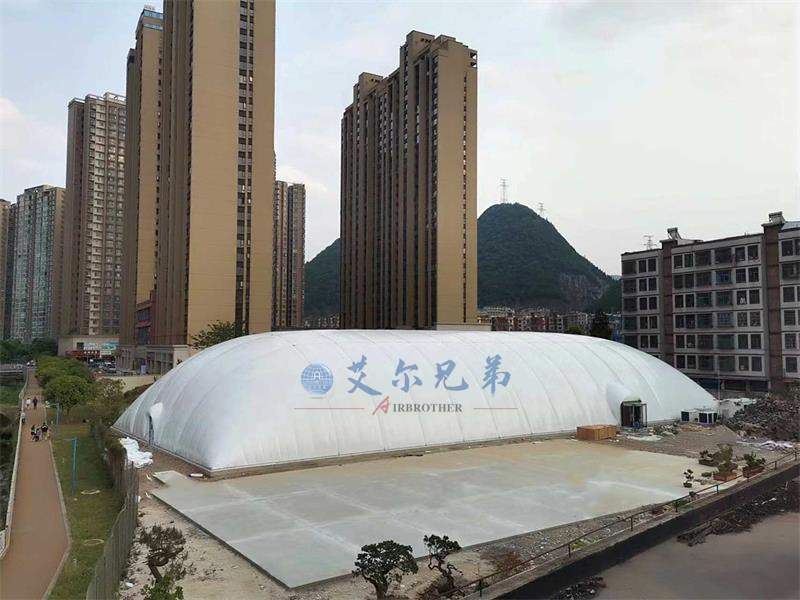氣膜羽毛球館是一種采用氣膜結構技術的室內(nèi)運動場館