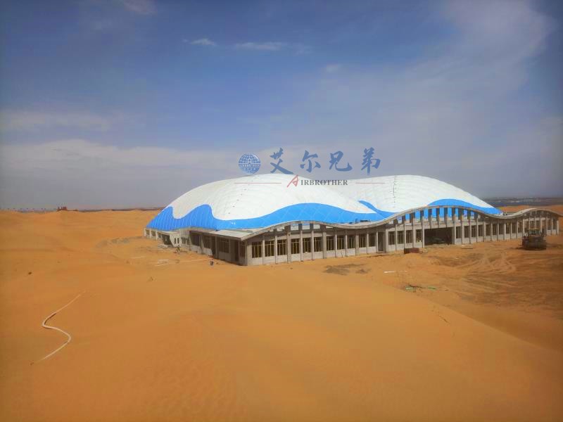 氣膜足球館解決了傳統(tǒng)足球場館空間受限、建設(shè)成本高問題